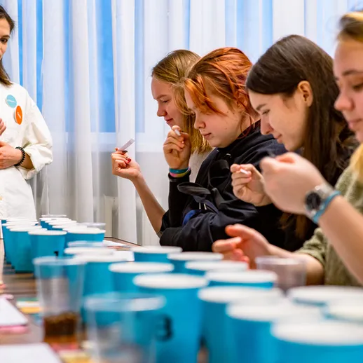 Участницы дегустации чаев в уютном помещении на мероприятии в Москве