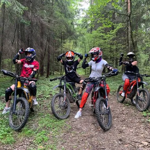Группа людей на велосипедах в лесу, наслаждающихся активным отдыхом и горными велосипедами летом