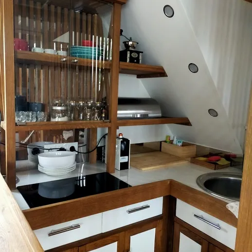 Современная кухня с деревянными фасадами и электрической плитой в уютном доме на площади