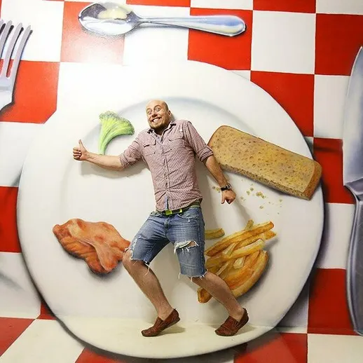 Человек позирует на 3D-иллюстрации обеденной тарелки в ресторане на фоне яркой плитки