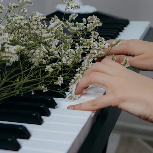Игра на пианино с цветами на клавишах в уютной комнате в вечернее время