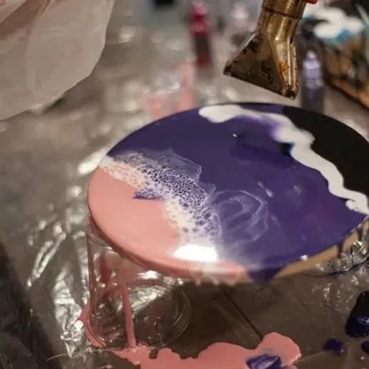 Создание уникального столика с эпоксидной смолой на мастер-классе по искусству в студии