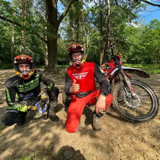 Два человека на мотоциклах отдыхают в лесу во время дневной прогулки