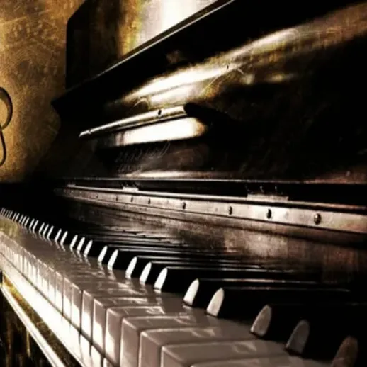 Классический рояль с белыми клавишами, украшенный нотами, на фоне теплого света