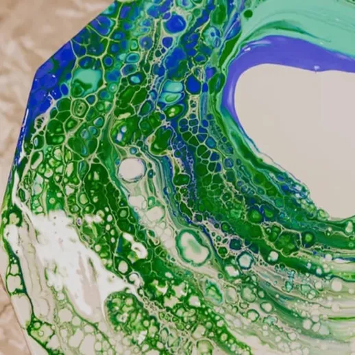 Абстрактная акриловая живопись с зелеными и синими оттенками, созданная на холсте в творческой мастерской