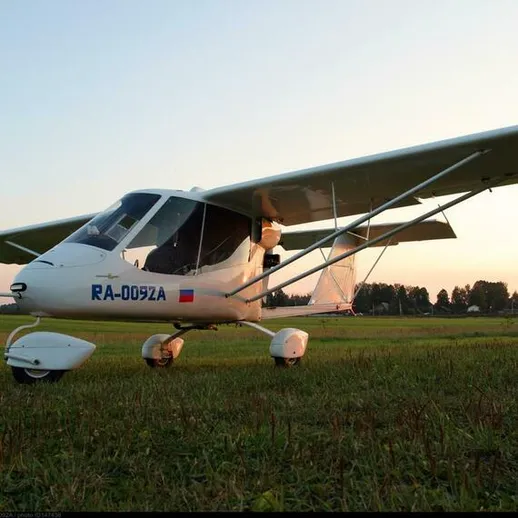 Летательный аппарат на взлетной полосе во время заката в России