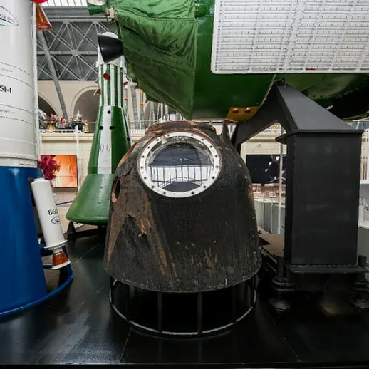 Модуль космического корабля в выставочном зале в центре Москвы, демонстрирующий достижения российской космонавтики