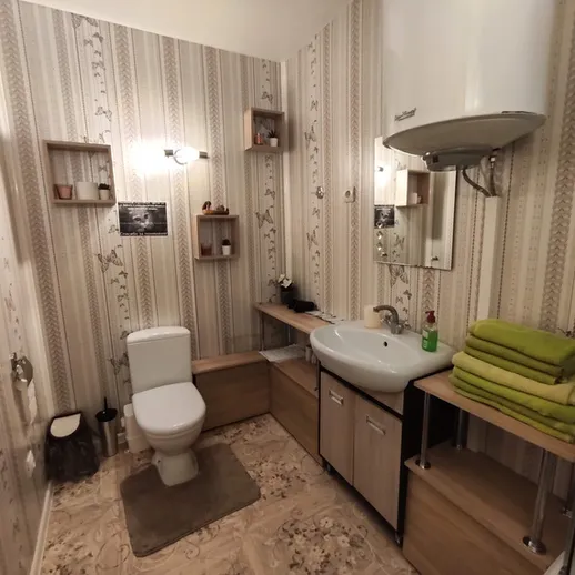 Уютная ванная комната с современной сантехникой и стильным дизайном в светлых тонах