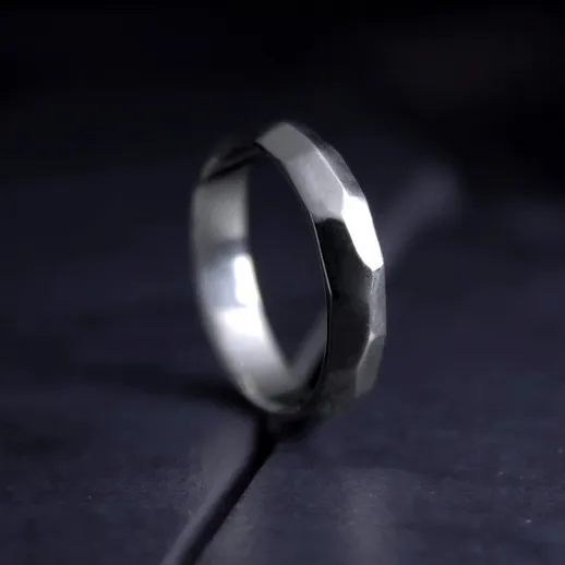 Металлическое кольцо на черном фоне вращается, создавая впечатление движения и света в ночное время