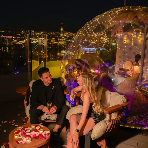 Уютный вечер на крыше в компании с романтическим ужином и красивым видом на город