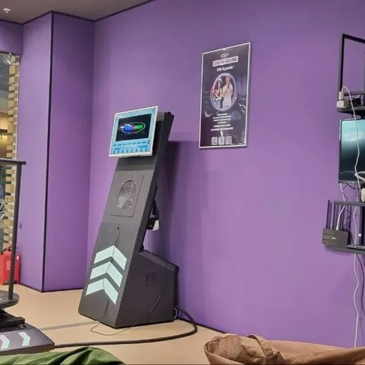 Виртуальная реальность в тренажерном зале с новым оборудованием для игр в современном фитнес-центре