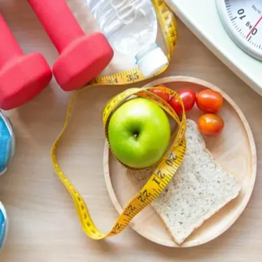 Упражнения и здоровое питание: занятия фитнесом в домашних условиях с фруктами и спортивным инвентарем