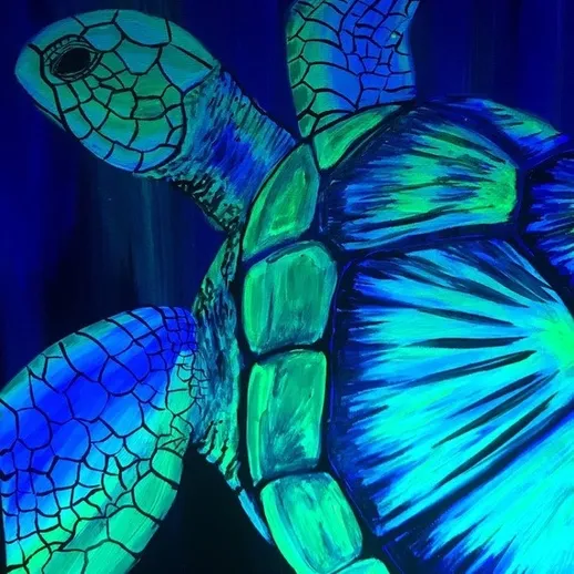 Красочная морская черепаха в сияющих оттенках на темном фоне