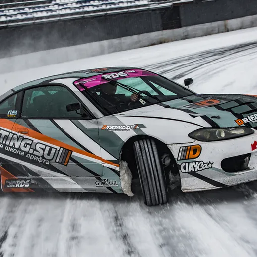 Дрифт на снежной трассе в холодный день с автомобилем