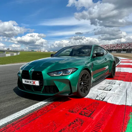 Спортивный автомобиль на гоночной трассе под ярким небом в солнечную погоду