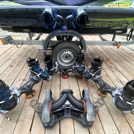 Устройство для акваподъема на водном транспортном средстве у причала в летний день