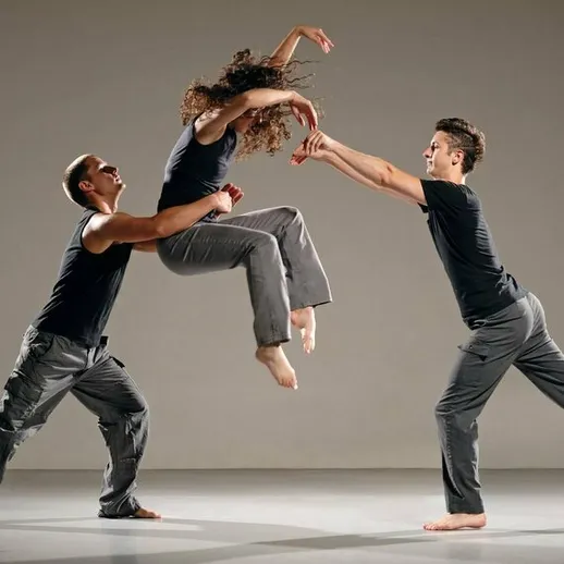 Танцевальная композиция с акробатическими элементами в нейтральном помещении в современном видео-искусстве