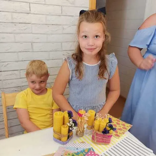 Дети занимаются творчеством в классе ручной работы в светлом помещении