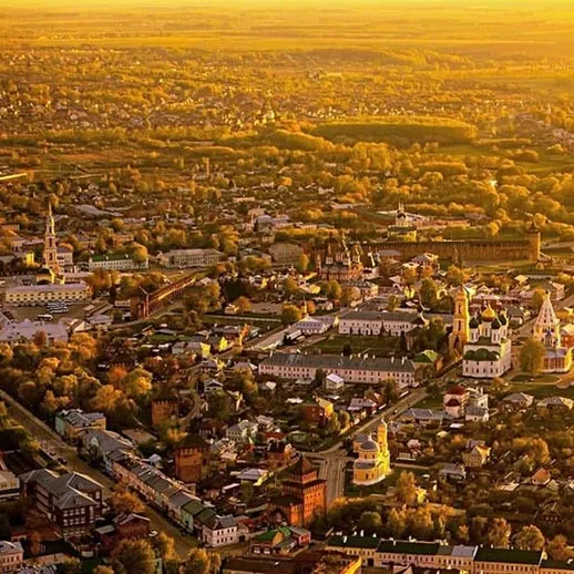 Золотой закат над историческим городом с высоты птичьего полета летом