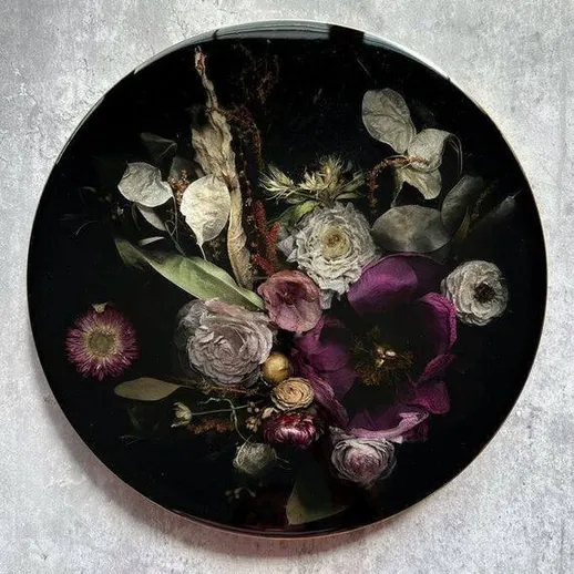 Засушенные цветы в круглом коллаже из натуральных материалов на сером фоне