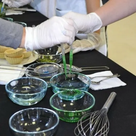 Участники мастер-класса по кулинарии смешивают ингредиенты на столе в учебном заведении