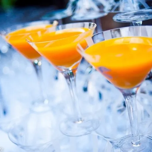 Яркие коктейли на вечерней вечеринке в стильном баре, поданные в высоких бокалах