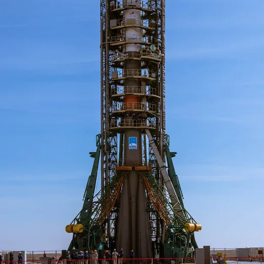 Запуск ракеты с космодрома Байконур в ясный день, космическая техника на стартовом комплексе