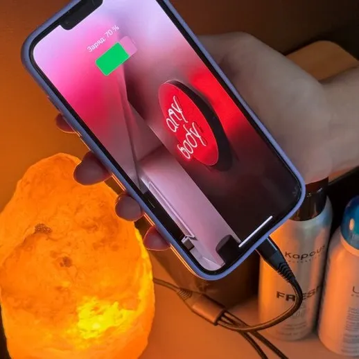 Личный смартфон со светящимся экраном и надписью в красном цвете на фоне подсвеченной соли