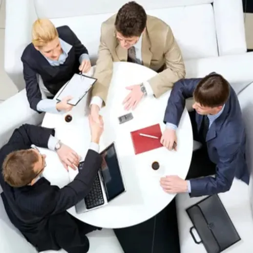 Деловая встреча в офисе: пятеро мужчин обсуждают проект за круглым столом