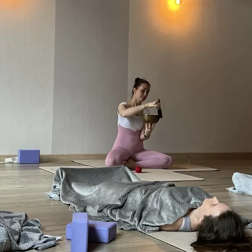 Вдохновляющий занятие йогой в студии: женщина проводит сеанс релаксации в спокойной обстановке