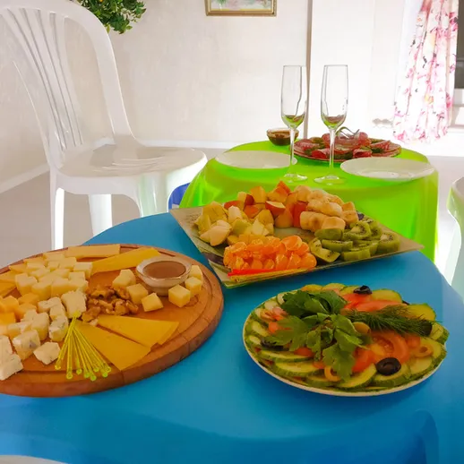 Уютный вечер с закусками и напитками в светлом помещении с окнами и живописными занавесками