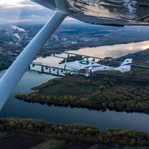 Смотровая полёт над рекой с видом на мост и промышленные объекты