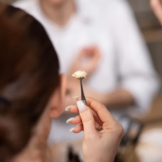 Мастер-класс по созданию цветочных украшений в студии рукоделия с участниками и работой с материалами