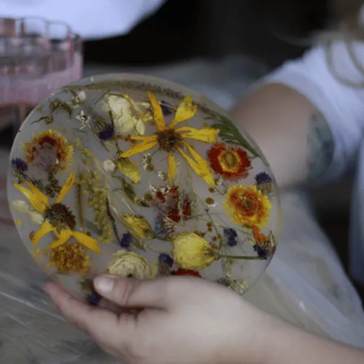 Изготовление украшения из смолы с засушенными цветами в мастерской