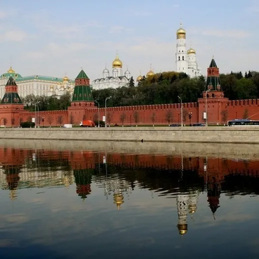 Кремль и его отражение в реке, снято в ясный день с воды в Москве