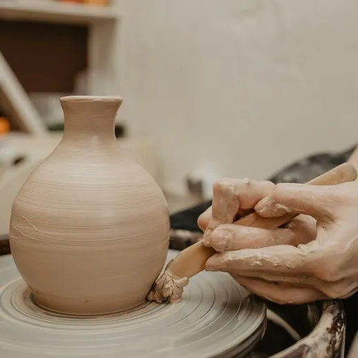 Изготовление глиняного кувшина на гончарном круге в мастерской в осенний день