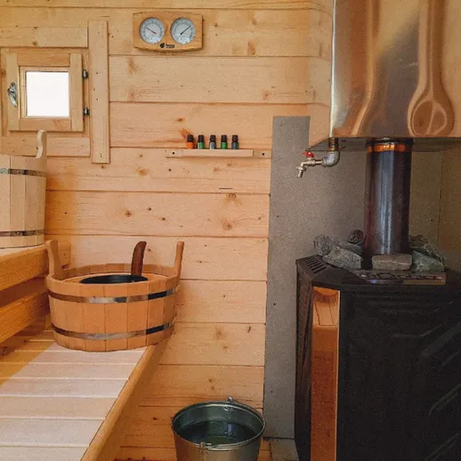 Уютная баня с деревянными полками и печью в холодный зимний день