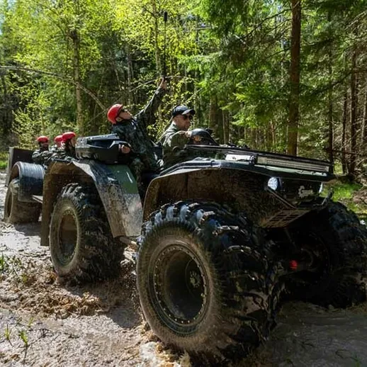 Эндуро на квадроцикле по лесной тропе весной с участием двух людей