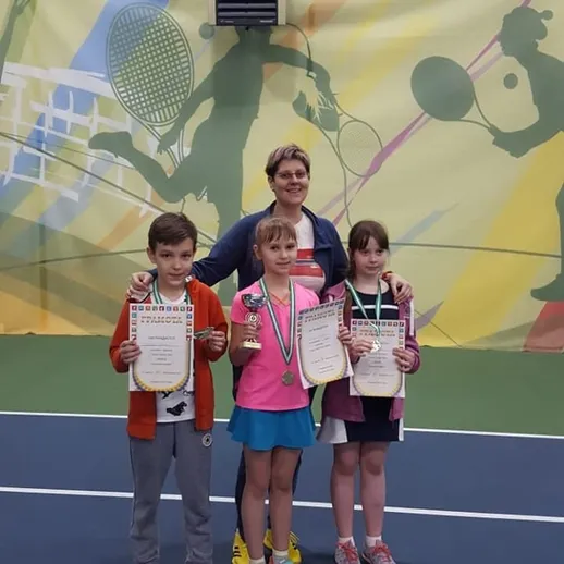 Награждение юных теннисистов на турнире в спортивном комплексе в Москве