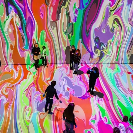 Яркие абстрактные узоры на полу и стенах интерактивной выставки в современном художественном центре