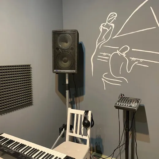 Уютная музыкальная студия с оборудованием и оригинальным графическим оформлением