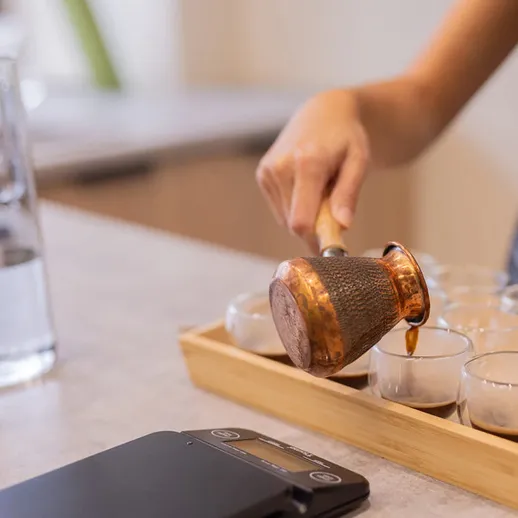 Приготовление кофе в домашних условиях на кухне с использованием кофеиного гейзера