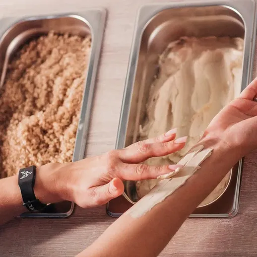 Процесс нанесения маски на кожу руки в косметическом кабинете