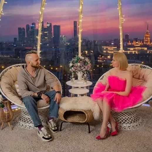 Уютная встреча в вечернем городе с великолепным видом на огни мегаполиса