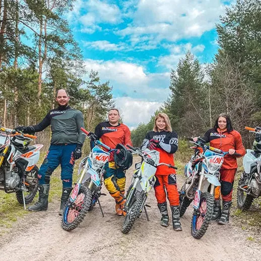 Группа мотоциклистов на эндуро-байках в лесу, весенний день, Россия