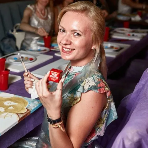 Участник мастер-класса по живописи в клубе, человек с кистью и красками на столе, вечер в городе