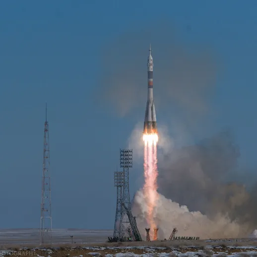 Запуск ракеты с космодрома Байконур в ясный день, дым и пламя, excitement и ожидание