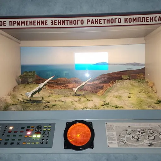 Модель боевого применения зенитного ракетного комплекса С-75 на фоне морского пейзажа