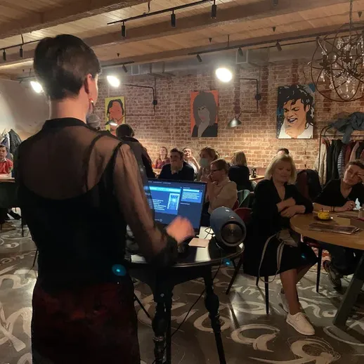 Вечерняя встреча в уютном кафе с обсуждением актуальных тем и мастер-классами для женщин