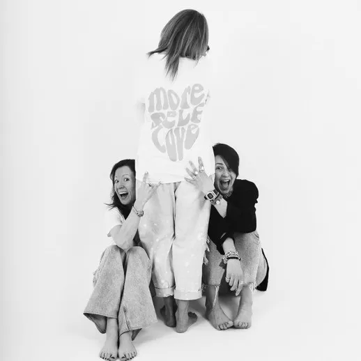 Смешные моменты в студии: три человека радуются и веселятся в белом помещении